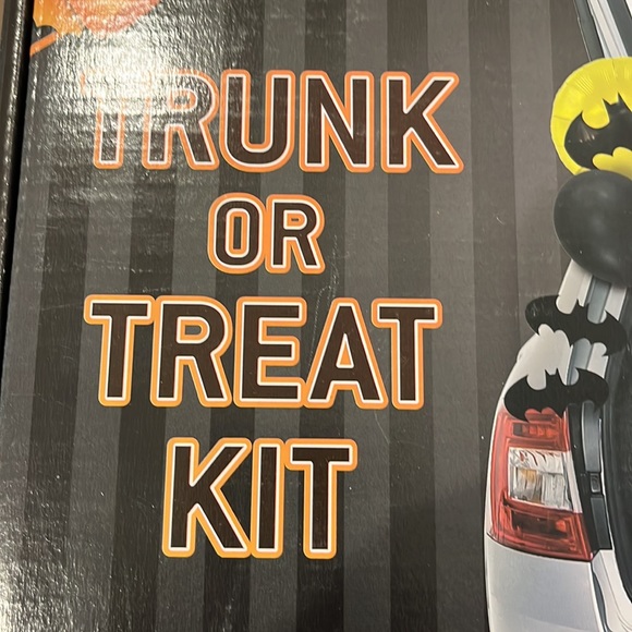 DC Bat Man Trunk or Treat Kit 200 Pieces New in Box see pictures for contents. - Picture 2 of 6